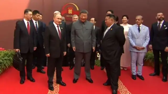 En el centro de la imagen, el presidente de China, Xi Jinping. A su lado se encuentran Vladimir Putin y Kim Jong-un, mientras que otros dignatarios y representantes observan.