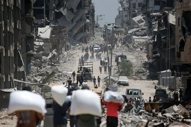 Personas llevando sacos en Gaza