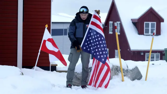 Una persona protesta frente al consulado estadounidense el 14 de marzo de 2025 en Nuuk, Groenlandia.