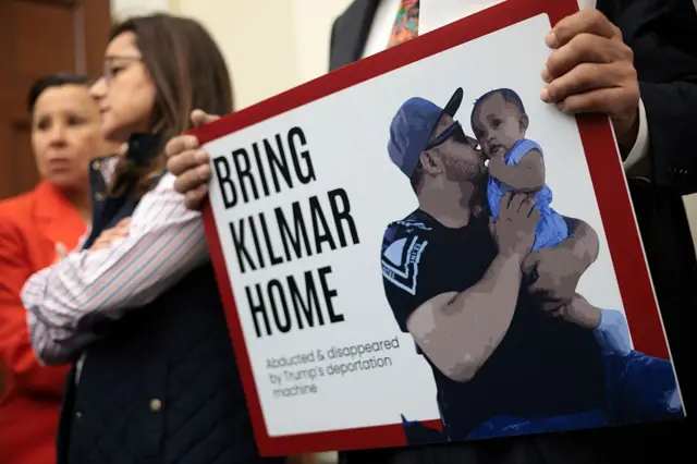 Un cartel a favor de Kilmar Ábrego