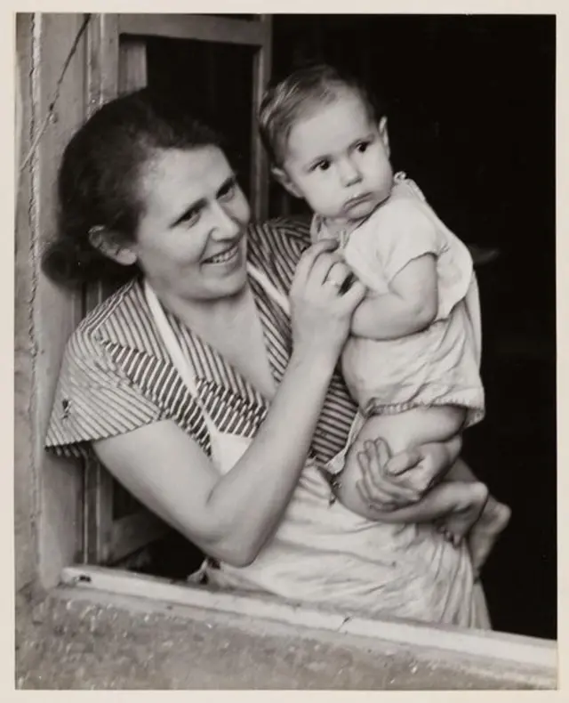 Margret  Wittmer con uno de sus hijo en la isla Floreana de Galápagos.