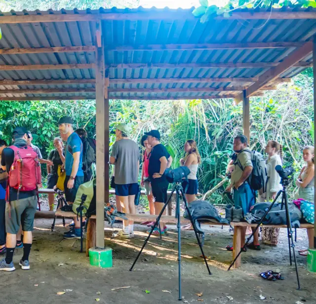 Turistas esperan en una estación de guardabosques para entrar en Corcovado