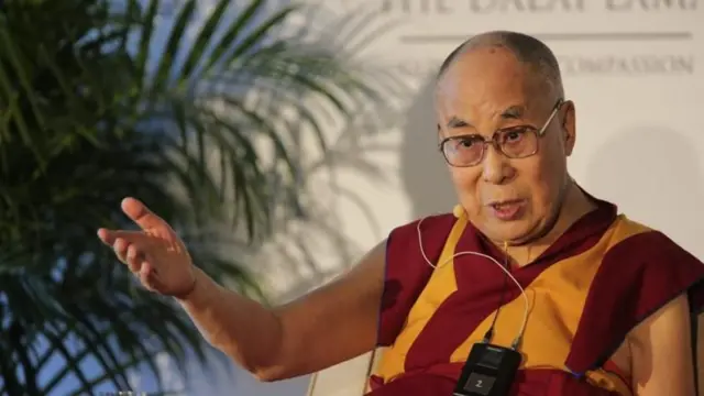 Dalai Lama dando una explicación