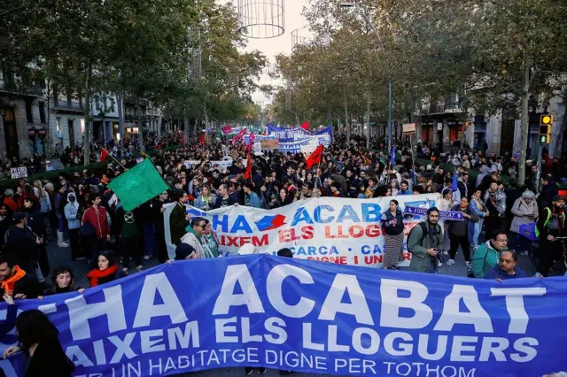 Manifestantes con una pancarta que dice: 