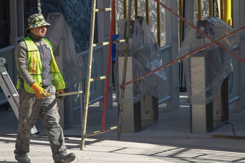 Torniquetes colocados a la entrada del plantel.