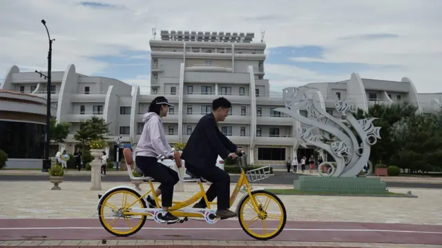 Turistas nacionales viajan en bicicleta en la zona turística costera Wonsan Kalma en Wonsan, provincia de Kangwon, Corea del Norte.