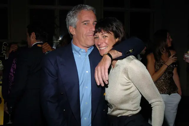 Jeffrey Epstein y Ghislaine Maxwell en 2005.
