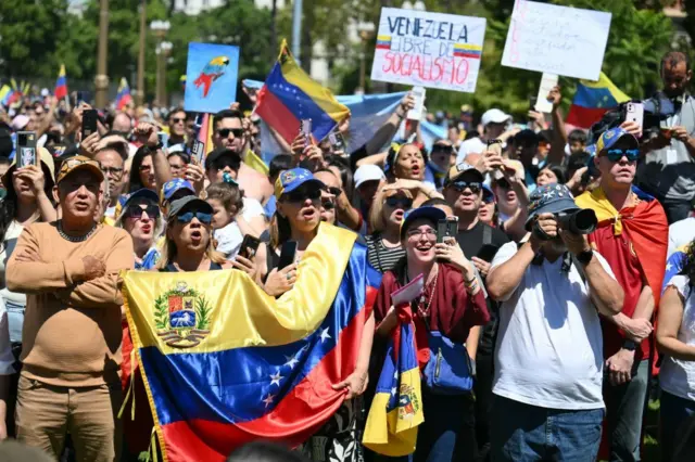 Venezolanos vitorean a Edmundo González en la Plaza de Mayo