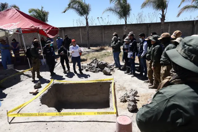 Varias personas rodean una fosa en el Rancho Izaguirre