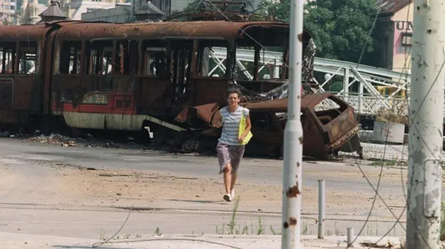 Una mujer corre por las calles en el centro de Sarajevo, el 4 de agosto de 1993.