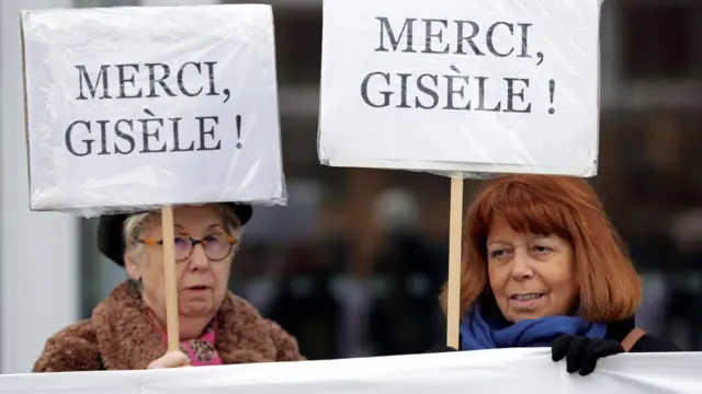 Mujeres se reúnen en apoyo de Gisèle Pelicot frente al tribunal de Aviñón