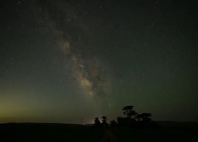 Una vista de la Vía Láctea mientras la lluvia de meteoros Eta Acuáridas alcanzó su punto máximo antes del amanecer el 6 de mayo de 2025 en Point Reyes National Seashore en Inverness, California, Estados Unidos.