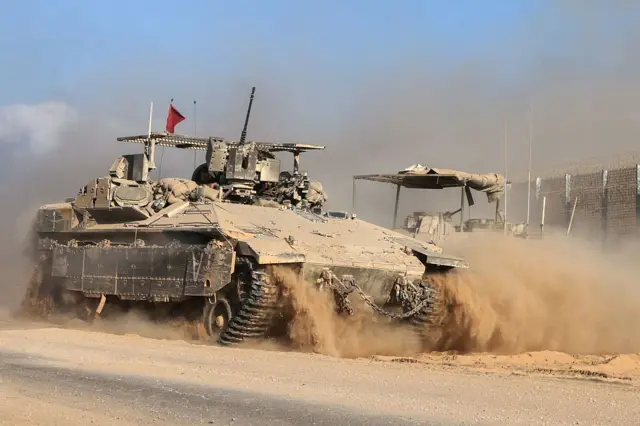 Un tanque se mueve en el desierto. 