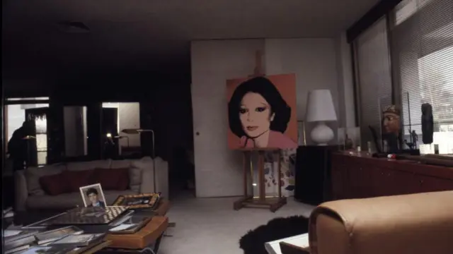 Retrato de Farah Pahlavi de Andy Warhol en el interior de una sala