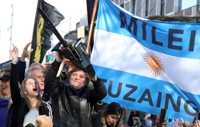 Javier Milei, aún candidato presidencial, sostiene una motosierra junto a Carolina Piparo, aspirante a gobernadora de la provincia de Buenos Aires, durante un acto de campaña en Buenos Aires, Argentina, el 25 de septiembre de 2025. REUTERS/Cristina Sille