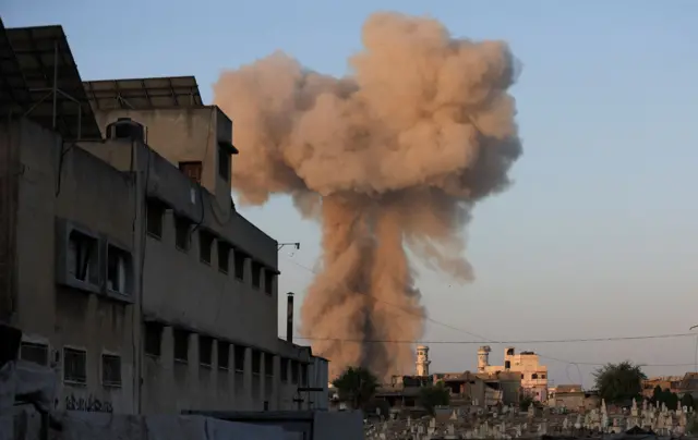 Una enorme columna de humo se eleva tras una explosión durante un operativo del ejército de Israel en la Ciudad de Gaza