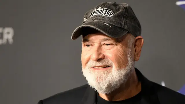 El actor y director de Hollywood Rob Reiner con una gorra y una chaqueta negras.