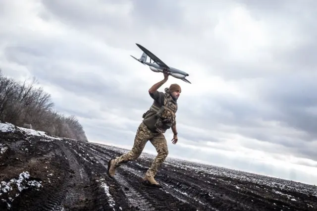 Un soldado ucraniano opera un dron de reconocimiento en el área de Pokrovsk