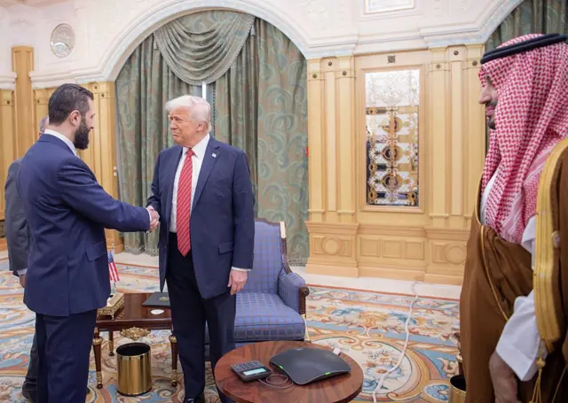 Ahmed al Sharaa yTrump estrechan la mano, observados por Mohamed bin Salman.
