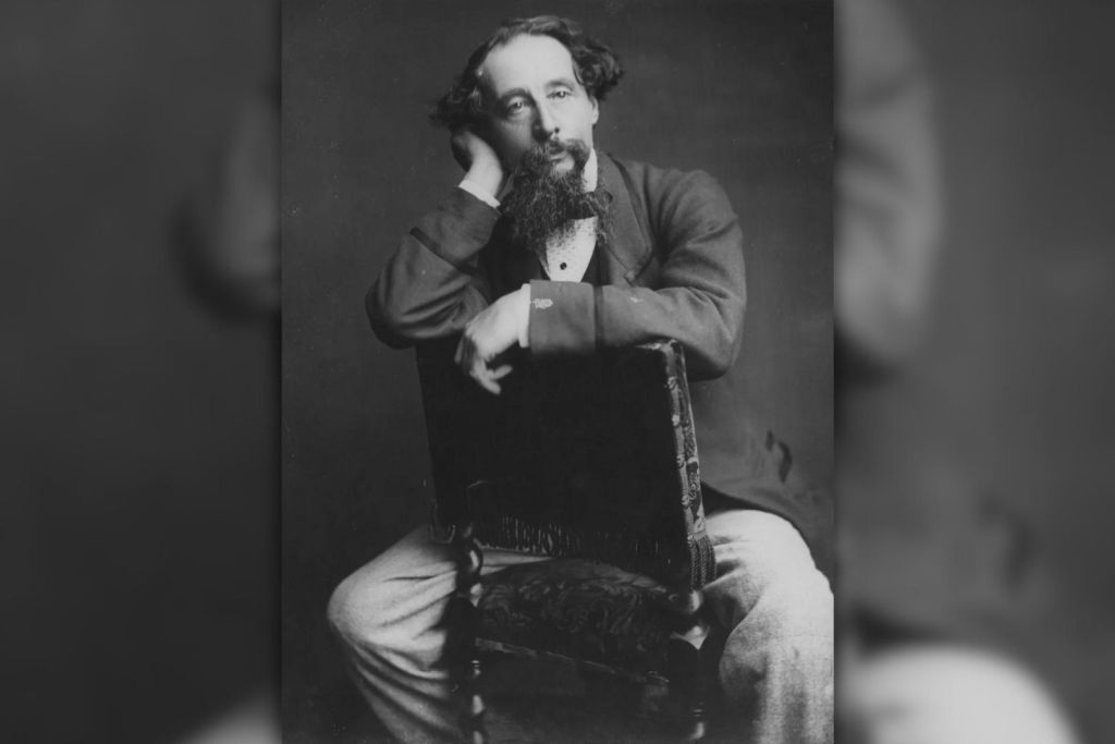 Charles Dickens no solo revolucionó la literatura victoriana, sino que también redefinió el espíritu navideño con su visión humanista, cálida y transformadora de una festividad que, gracias a él, recuperó su magia y profundidad emocional