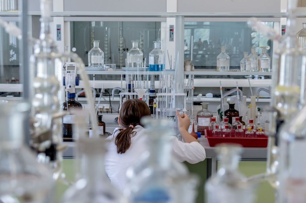 Científica trabajando en el laboratorio