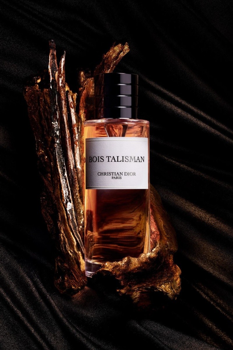 Bois Talisman presenta una silueta auspiciosa con fuertes y adictivas notas amaderadas. dior.com Bois Talisman presenta una silueta auspiciosa con fuertes y adictivas notas amaderadas. dior.com