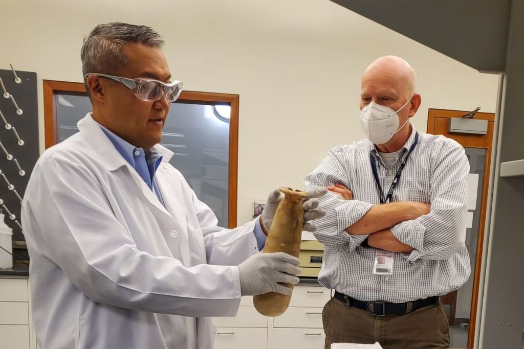 Andrew Koh, responsable del Programa de Farmacología Antigua de Yale, examina con cuidado una vasija de alabastro de la Colección Babilónica que conserva restos orgánicos milenarios