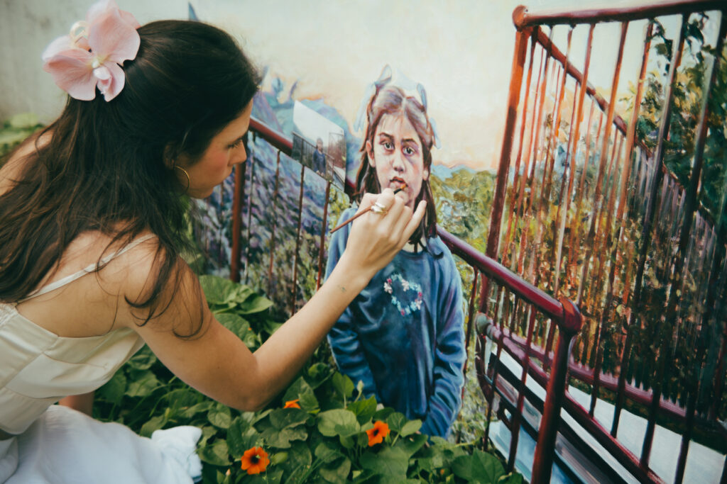 Claudia pintando una obra en su estudio.