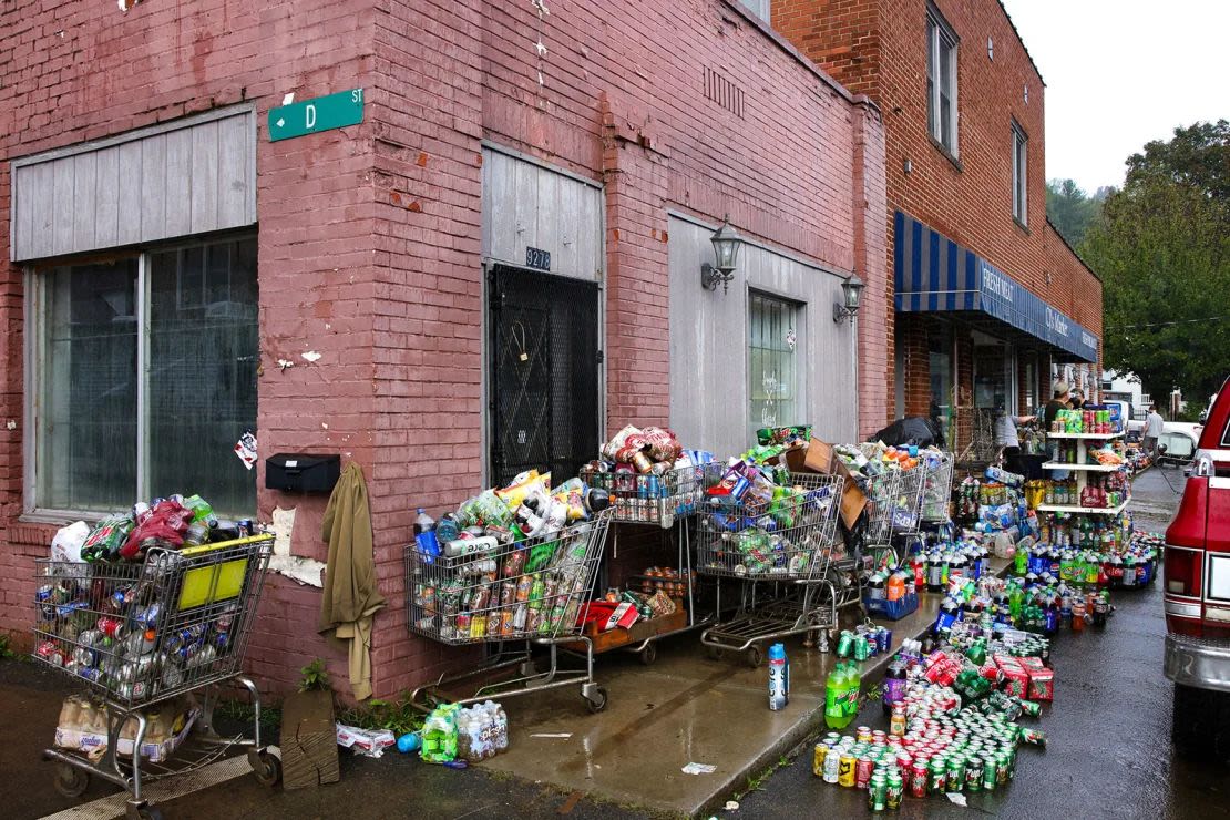 Los carritos de compras contienen productos dañados fuera de CJ's Market en Lansing, Carolina del Norte, después de que el huracán Helene destruyera la tienda, que era una fuente principal de comestibles para los residentes locales.