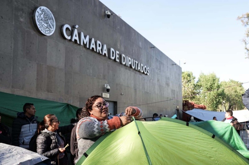 Integrantes de la CNTE instalan plantón frente a la Cámara de Diputados. SUN / G. PANO