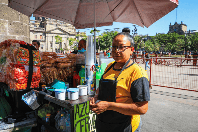 Carolina Herrera, comerciante ambulante de un puesto de frituras. EL INFORMADOR/J. Acosta Carolina Herrera, comerciante ambulante de un puesto de frituras. EL INFORMADOR/J. Acosta