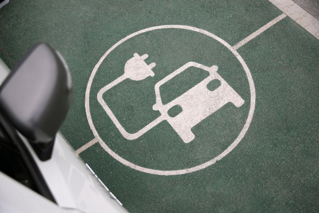 cómo los coches eléctricos triunfan con el alma del pasado2.