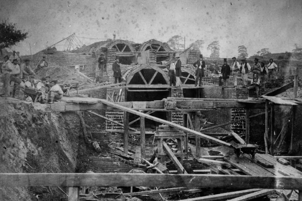 En 1862, obreros británicos trabajan en la construcción del colector principal del norte y su desagüe hacia el río Lea, parte clave del ambicioso plan para sanear Londres