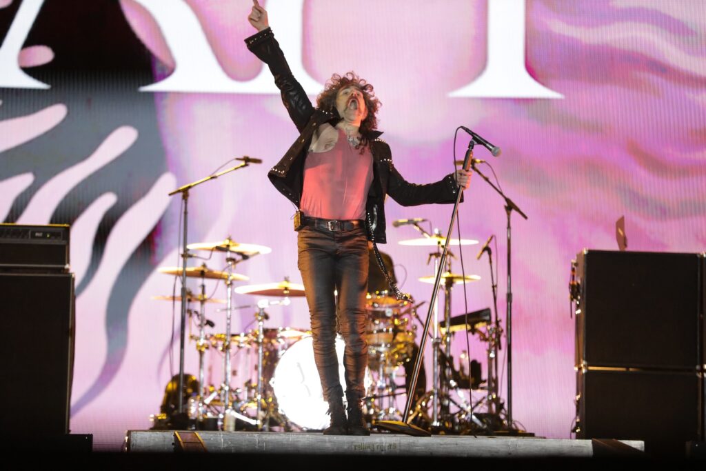 Dave Havok de AFI cantando en el escenario del Corona Capital 2025.