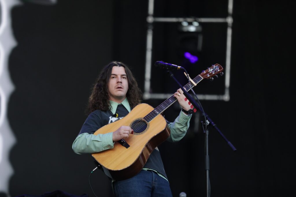 Neil Smith de Peach Pit tocando la guitarra.