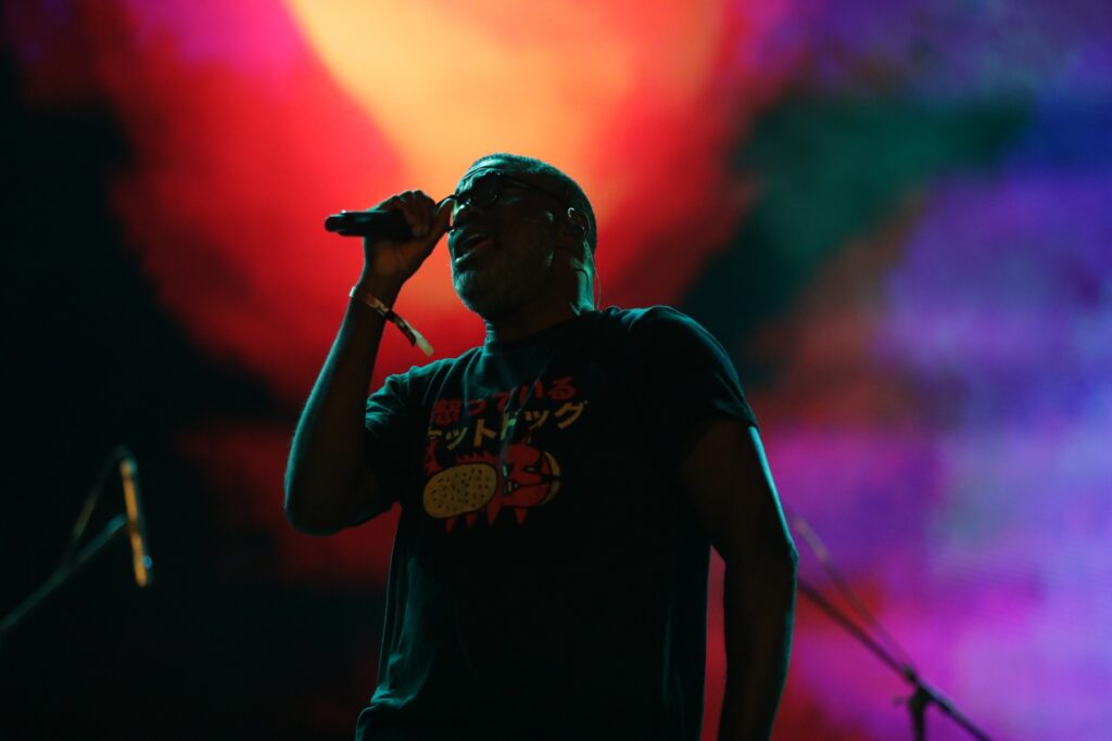 Tunde Adebimpe de TV on The Radio cantando.