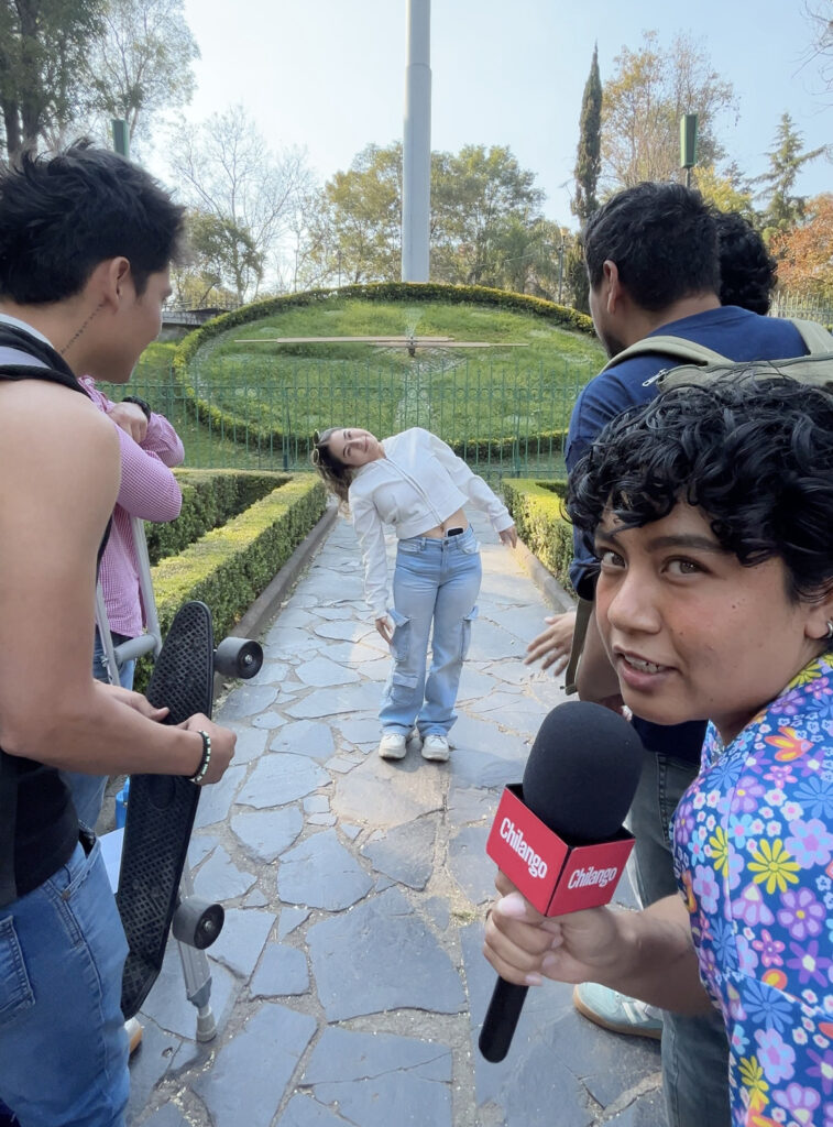Participante actuando un refrán.