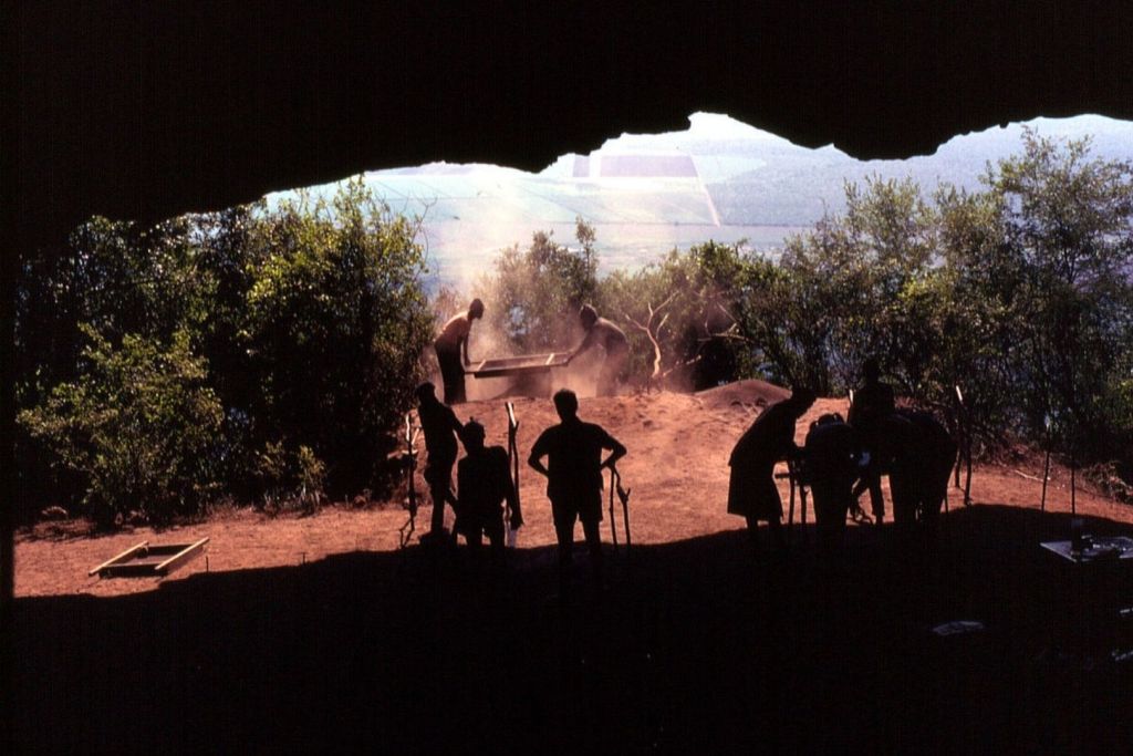 Durante las excavaciones realizadas en la cueva Border, situada en las montañas de Sudáfrica, se descubrieron los vestigios de lo que parece ser un antiguo lecho de hierba