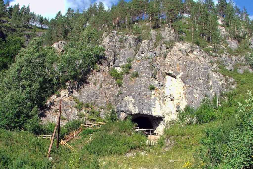 La cueva de Denisova, situada más adentro en las montañas de Altái que las estudiadas en esta investigación, fue habitada en distintos momentos por neandertales, denisovanos y Homo sapiens