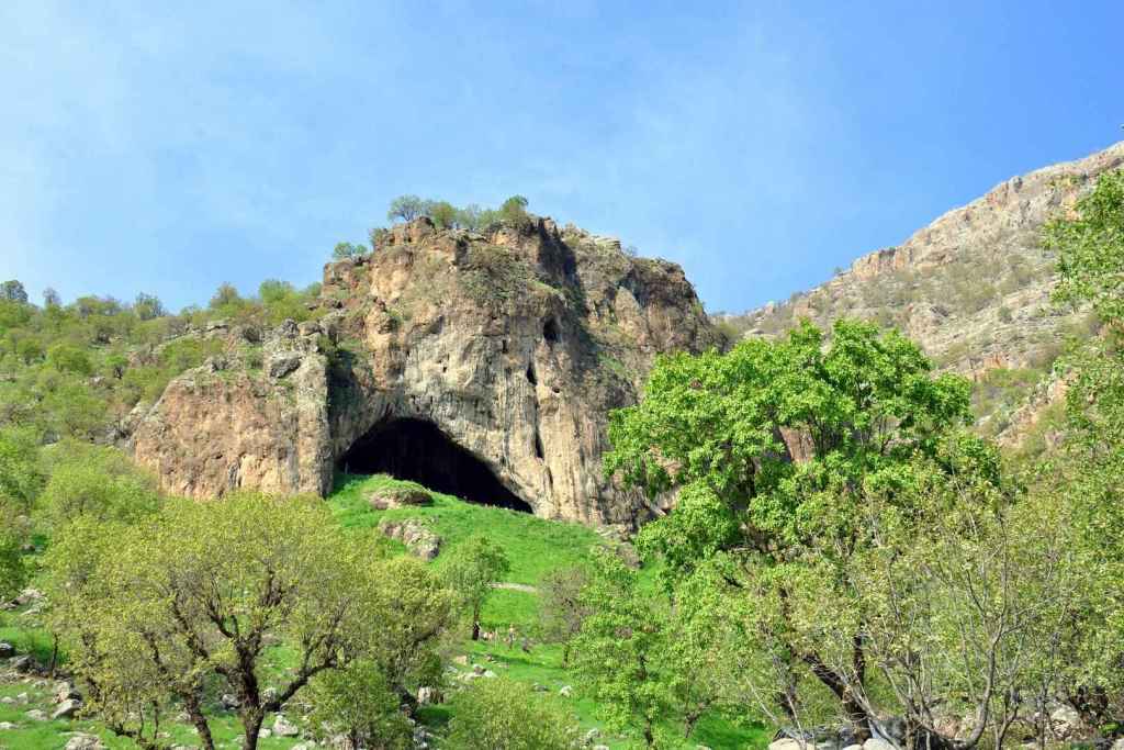 La cueva de Shanidar, en los montes Zagros, Irak, ha sido clave para desenterrar secretos sobre los neandertales, incluidos hallazgos que desafían las ideas tradicionales sobre su adaptación climática