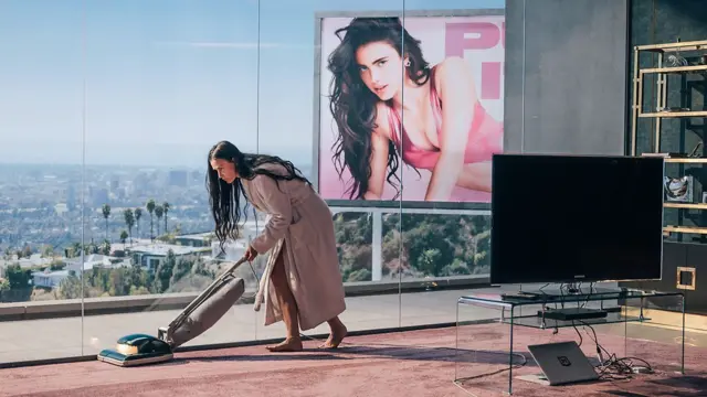 Demi Moore aspira una alfombra en una escena de “La sustancia” 