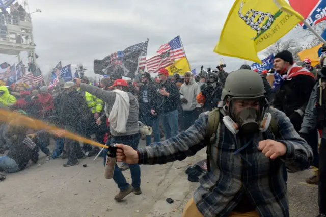 Manifestantes con banderas y sprays de gases en la explanada frente al Capitolio en Washington.