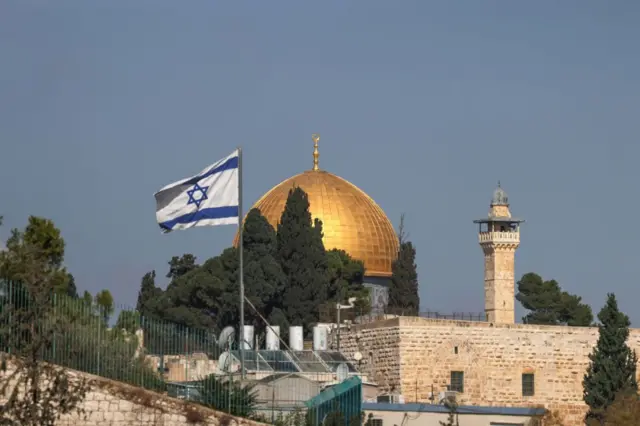 Vista del complejo de la mezquita Al-Aqsa con su mezquita Cúpula de la Roca en la Ciudad Vieja de Jerusalén, con una bandera israelí.