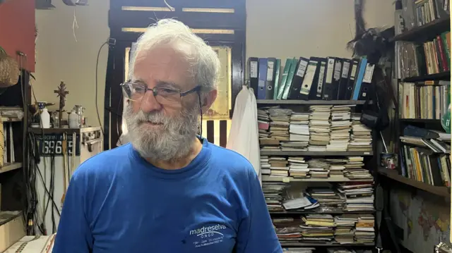 Zislao Ksiasek, sacerdote salesiano que lleva más de 40 años en Puerto Casado. La fotografía es en su oficina.