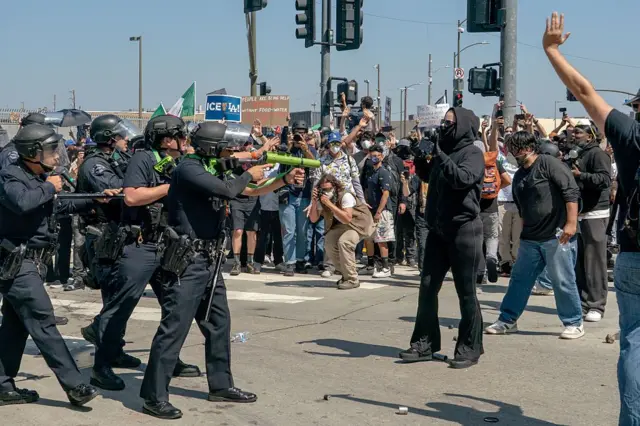 Manifestantes y agentes