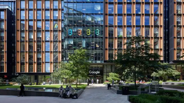 Fachada principal de la sede de Google en 6 Pancras Square, King's Cross Estate, Londres, Reino Unido