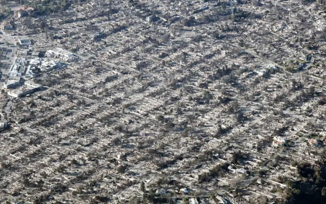 Vista aérea de una parte de Pacific Palisades, condado de Los Ángeles, California, Estados Unidos, el 13 de enero de 2025 muestra cientos de viviedas reducidas a cenizas por el incendio Palisades. 