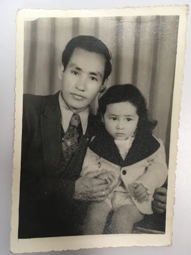 Carlos Arturo junto a su hijo Yunc de pequeño.