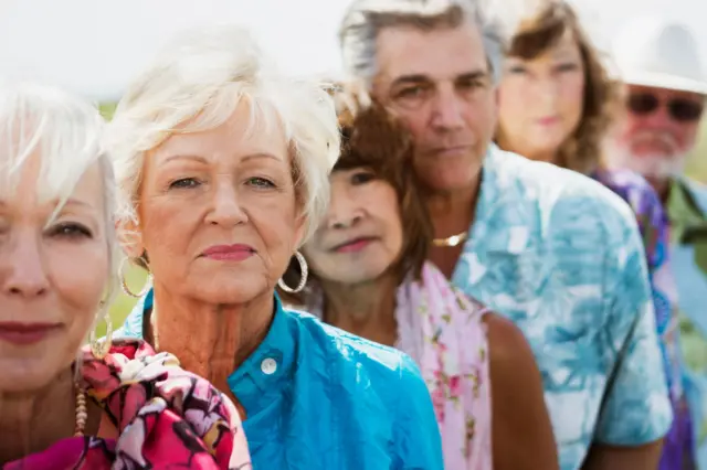 Miembros de una familia posan obligadamente para una foto