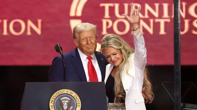 El presidente de Estados Unidos, Donald Trump, y Erika Kirk, la viuda de Charlie Kirk, hacen un gesto durante el servicio conmemorativo público del activista de derecha Charlie Kirk en el State Farm Stadium en Glendale, Arizona, el 21 de septiembre de 2025.